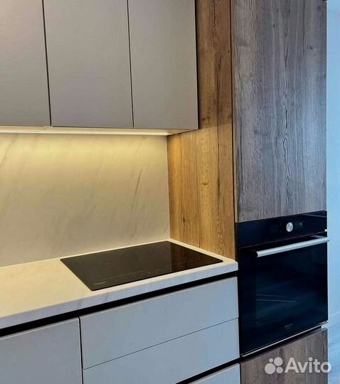 Кухня встроенная светлая