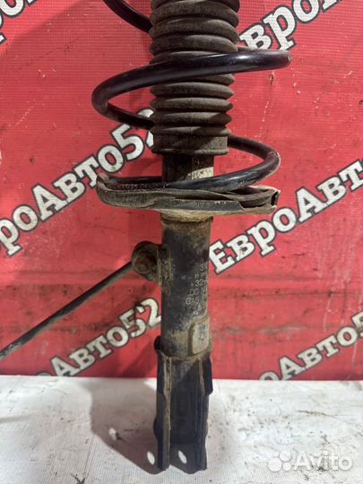 Стойка подвески передняя правая Toyota Avensis