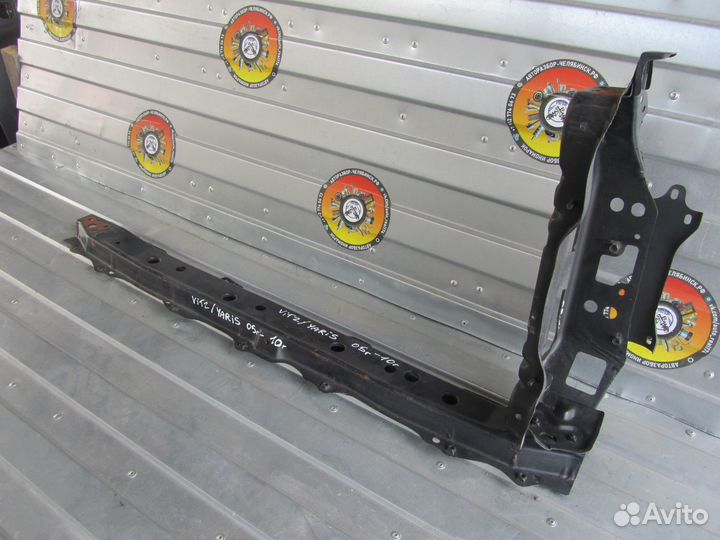 Панель передняя (телевизор) Toyota Vitz Yaris