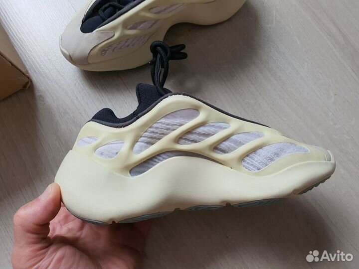 Кроссовки Adidas yeezy boost 700 v3 36 eur