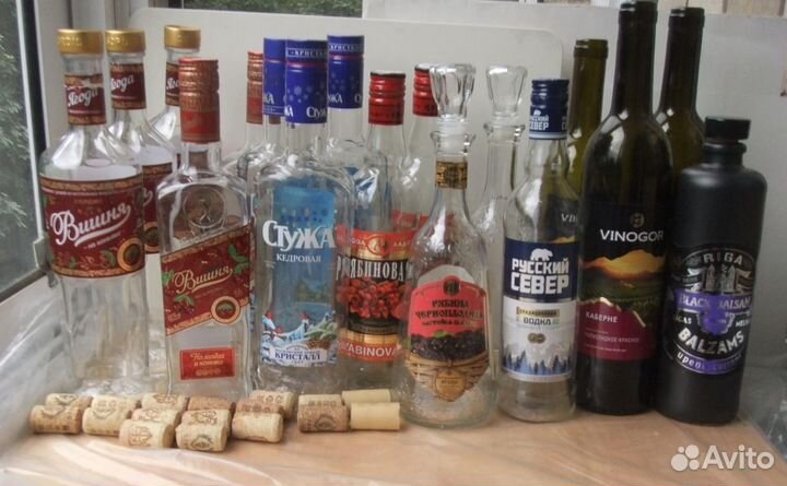 Бутылки от водки, вина, наливки с пробками