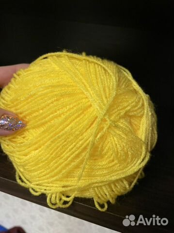 Моток желтых ниток
