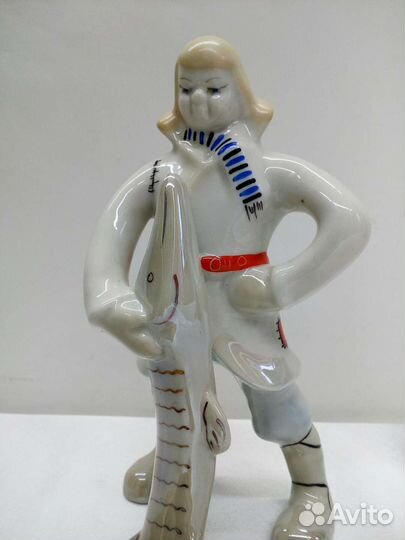 Фарфоровая статуэтка Емеля с щукой. Сказка