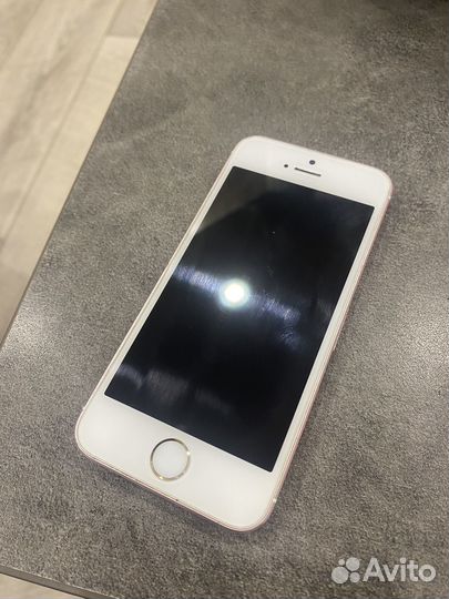 Телефон iPhone SE 2016