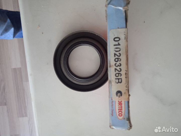 Сальник на хвостовик заднего редуктора