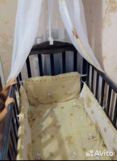 Детская кроватка с маятником