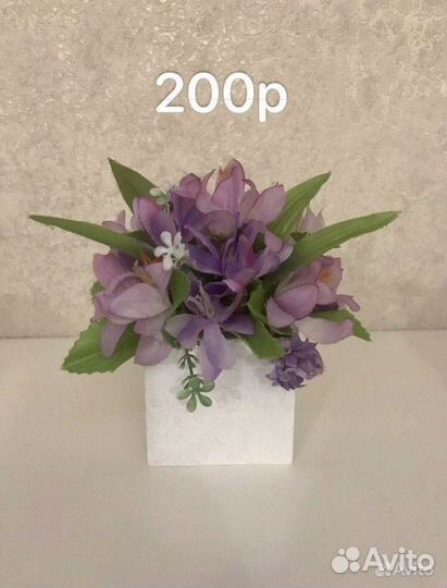 Композиция из искусственных цветов