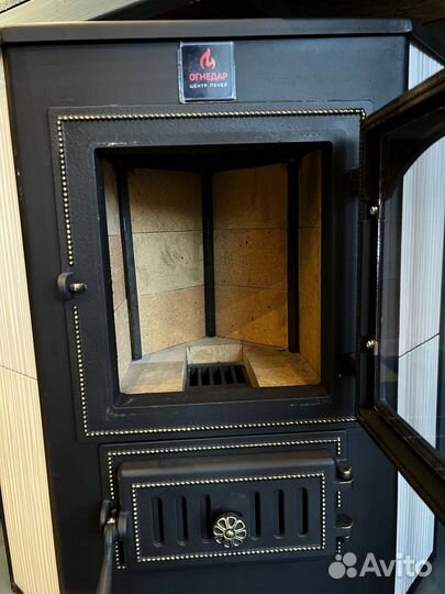 Камин на дровах