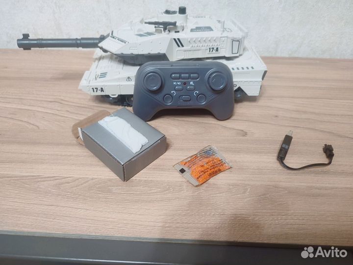 Танк на радиоуправлении стреляющий