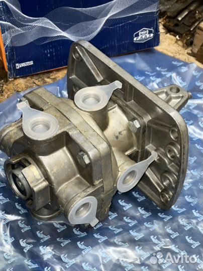 Кран зил, камаз, маз тормозной 2-х секц