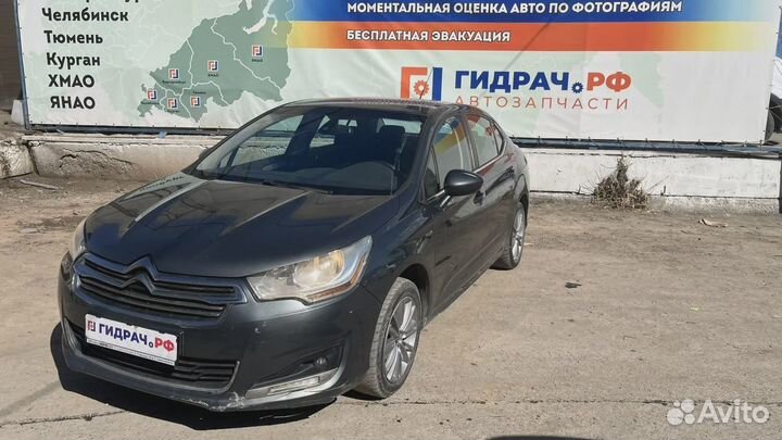Стекло двери передней правой (форточка) Citroen C4