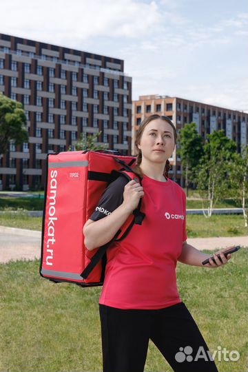 Пеший курьер рядом с домом