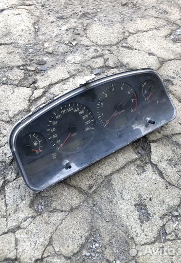 Щиток приборов Toyota Avensis t220