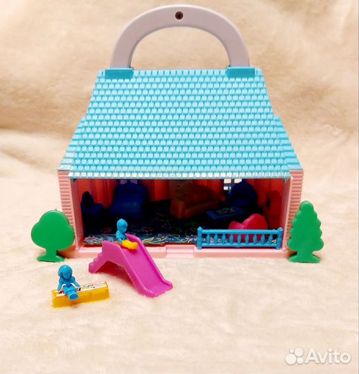 Кукольный домик с мебелью и куклами