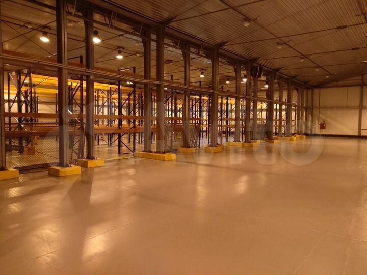 Склад со стеллажами 1100 м²