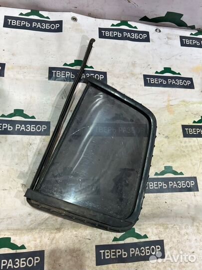 Стекло заднее правое Renault Symbol 1 1.4