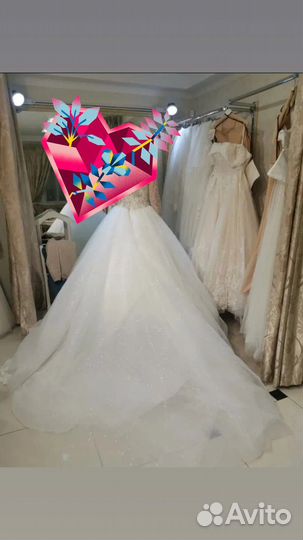 Свадебное платье со шлейфом