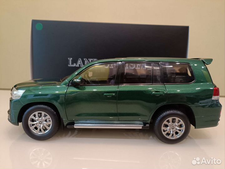 Toyota Land Cruiser 200 II(2015-2021) 1:18 Зеленый