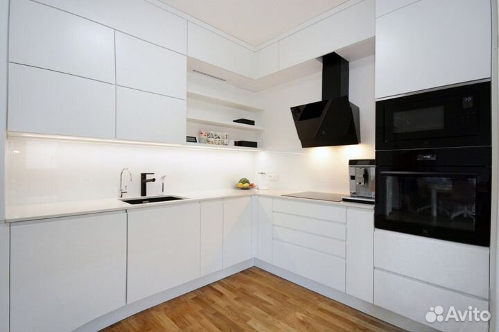 Кухонный гарнитур белый угловой