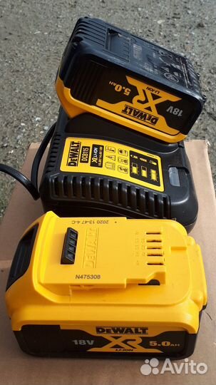 Зарядное устройство и 2 аккумулятора dewalt