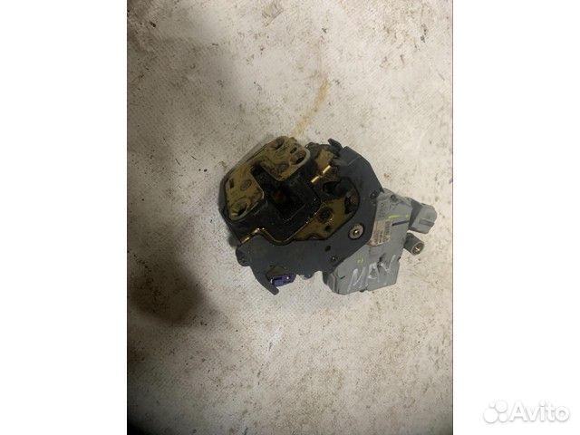 Замок двери 825033Y500 задней Nissan Maxima 5