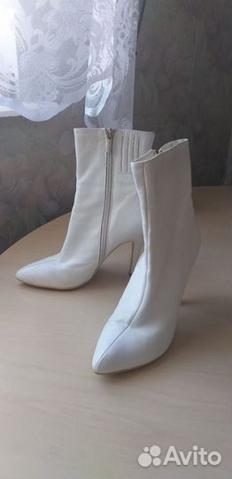 Ботильоны белые