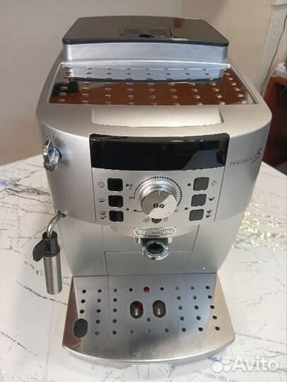 Кофемашина DeLonghi ecam 22.110 SB