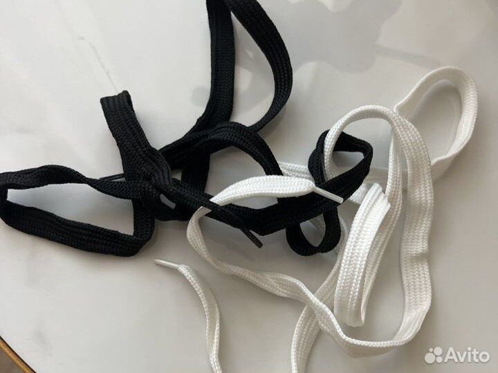Шнурки белые, черные