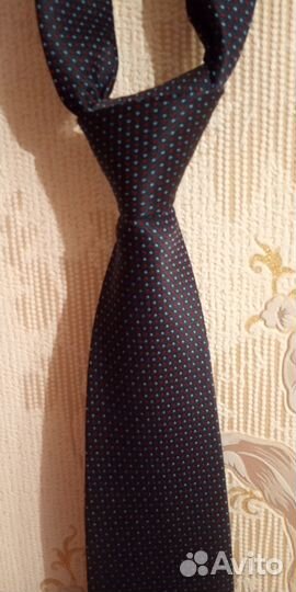 Мужской галстук зачётного цвета