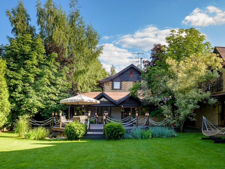 Дом 1000 м² на участке 20 сот.