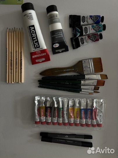 Набор красок и кисточек