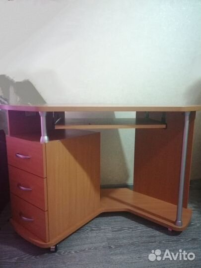 Угловой компьютерный стол