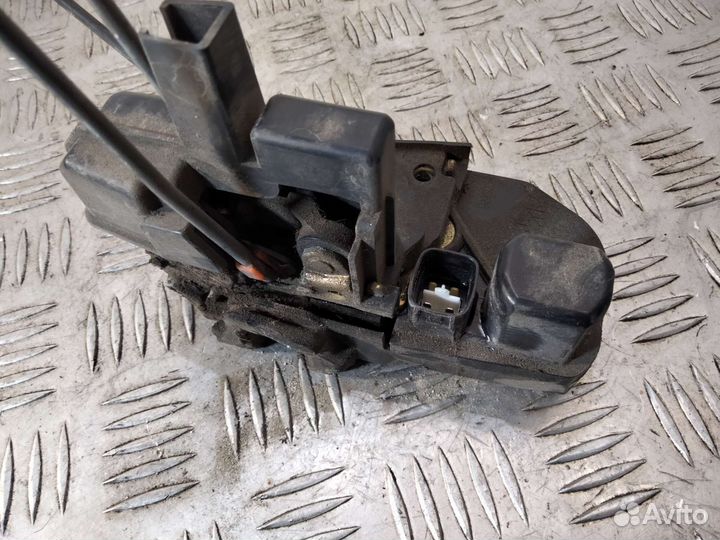 Замок задний правый Jeep Liberty Cherokee kj