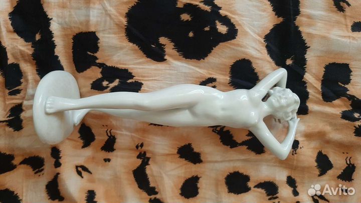 Фарфоровая статуэтка