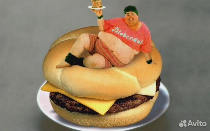 Сотрудник в кафе фастфуда (удобное расположение)