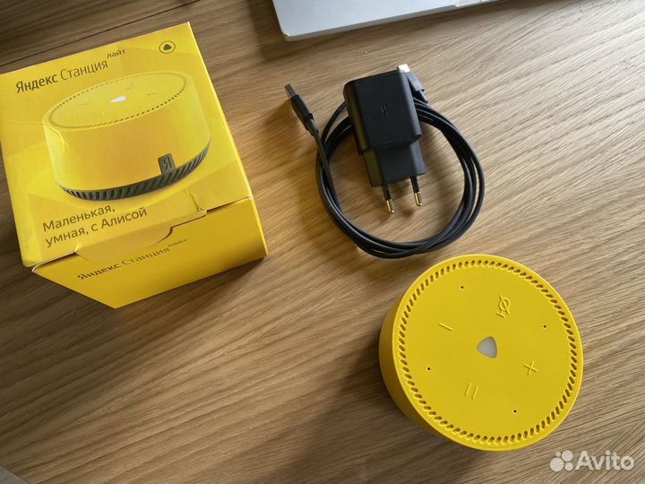 Яндекс станция lite желтая