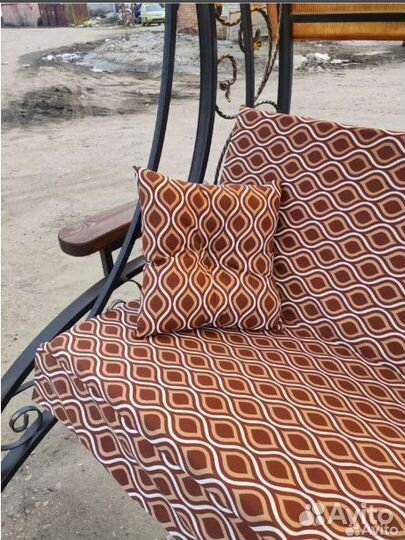 Качель удобная с крышей 