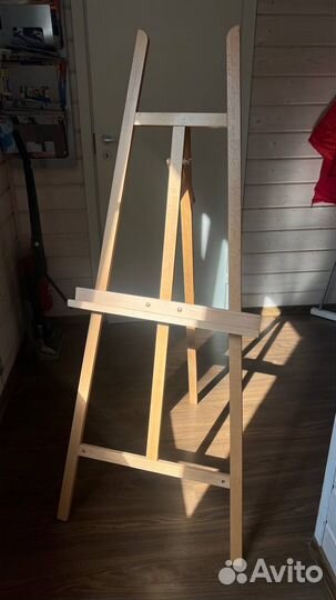 Мольберт с красивой фурнитурой в идеале