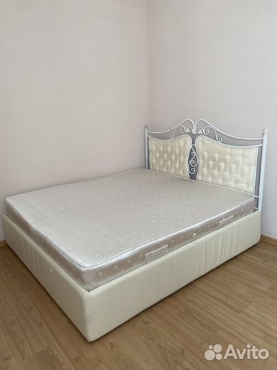 Кровать и матрас