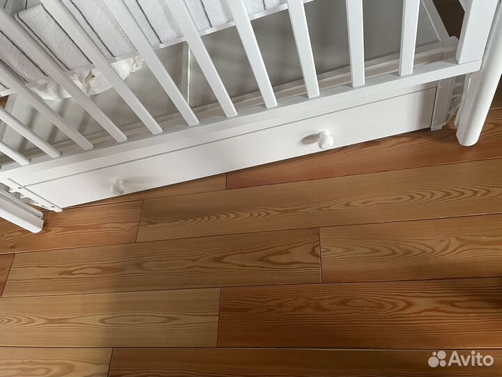 Детская кроватка с универсальным маятником