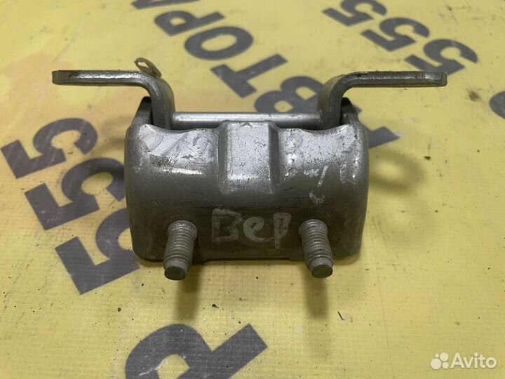 Петля задняя левая верхняя Nissan Primera P12