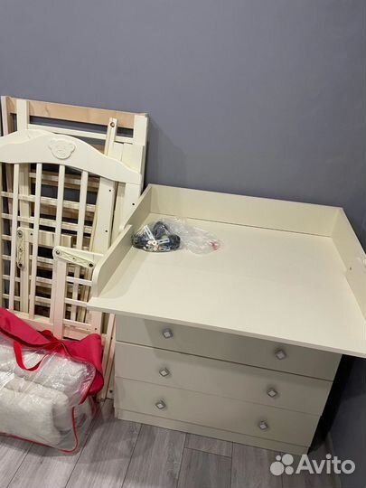 Пеленальный комод и кроватка