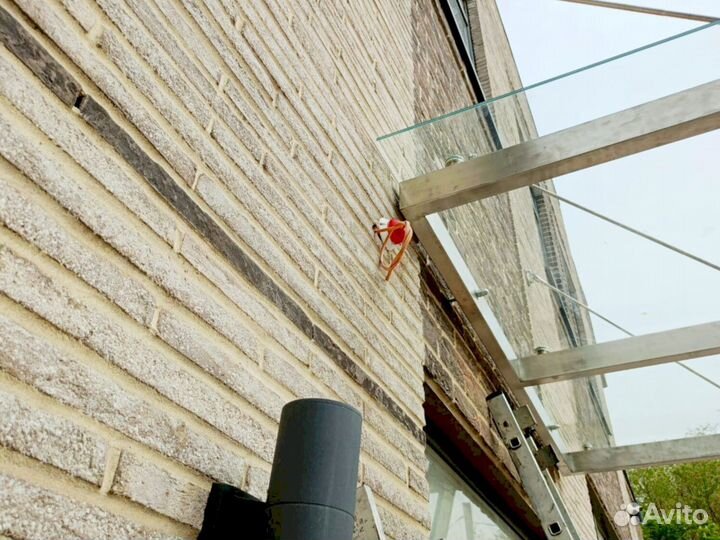 Козырек со стеклом на зажимной профиле