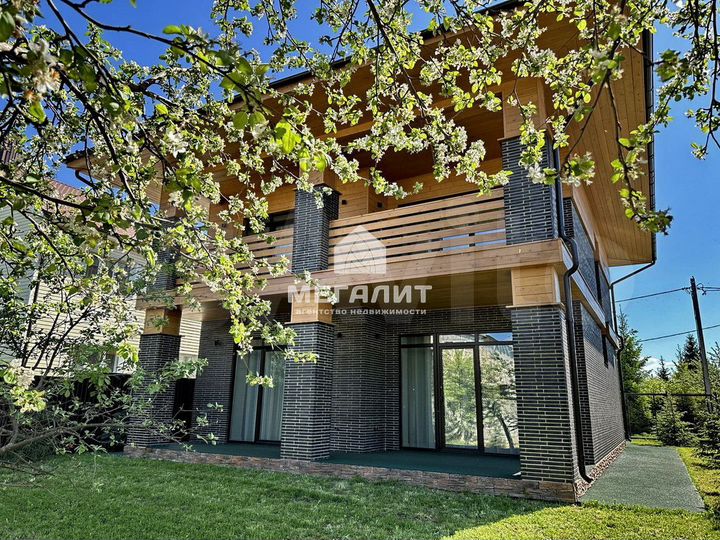 Коттедж 178,3 м² на участке 5 сот.