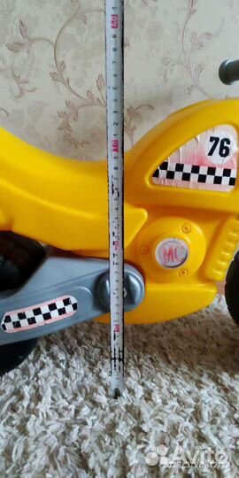 Мотоцикл беговел цвета желтый, белый и зеленый