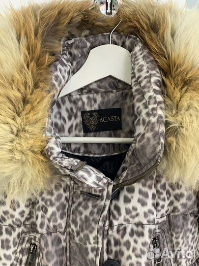 Пуховик женский Acasta с натуральным мехом лисицы