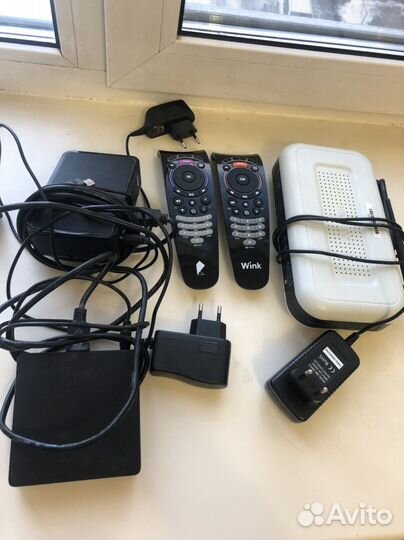 2 телевизионные приставки,вай-фай роутер