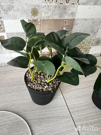 Искусственный цветок в горшке