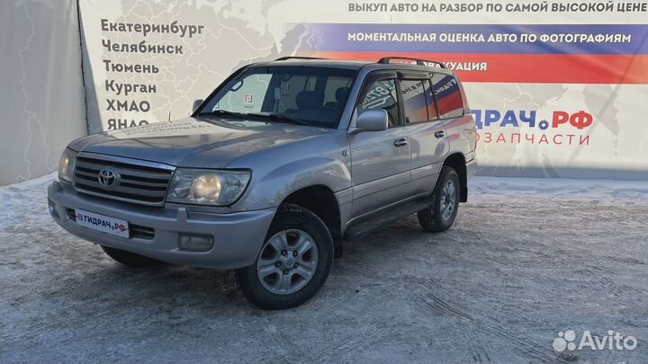 Блок предохранителей Toyota Land Cruiser (J100) 82720-60011