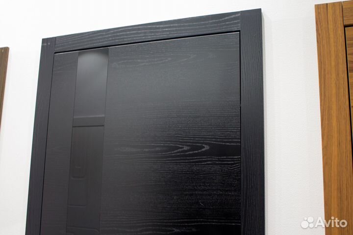 Дверь черная шпонированная с глянцевой вставкой